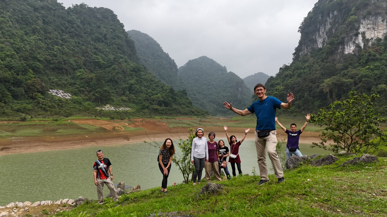 clients of world mate travel in thang hen Lake